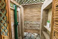 Octopus Den Glamping Site with AC