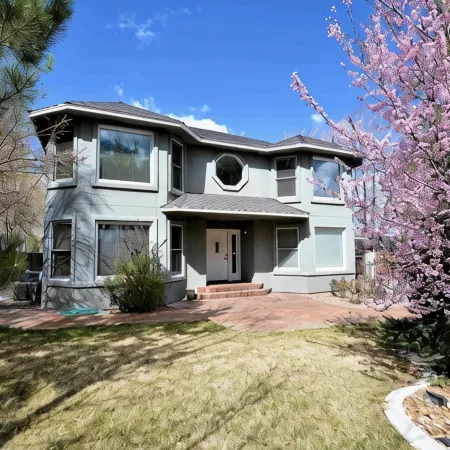 Spacious 6-bedroom house on the golf course with a new hot tub / spacious sauna.
