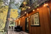 Cozy Cascade Cabin. Relaxing Hot Tub, Secluded, Spacious and Creek Nearby