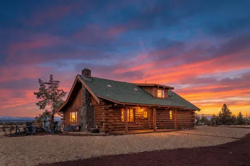 Mountain View Cabin Oasis near Smith Rock on Multi-acre Property, Dog-Friendly!