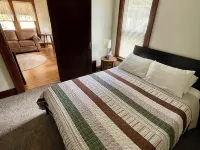 Location! Location! Location!  5 Bedroom Home 1 Block From Downtown Decorah Hotel di Decorah