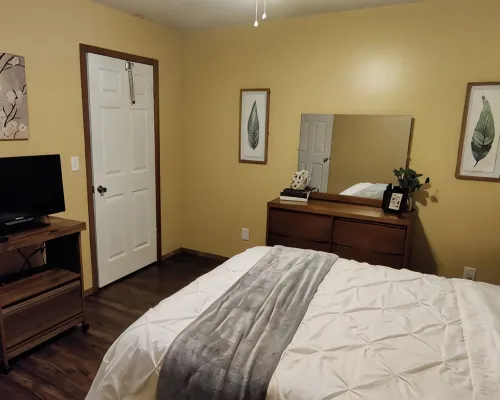 Button's Apartment-Cozy vintage-style 2-bedroom place in historic Batesville Hotels in Independence County