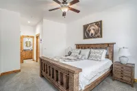 Hillside Hideaway- Family friendly centrally located with AC, Hot Tub, Game Room