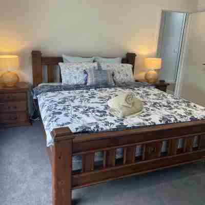 Modern 4 bedroom house -5 minutes to Bendigo cbd Rooms