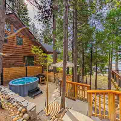 Lakefront Cabin with Private Beach, Redwood Dock, Kayaks & Stargazing Dome Hotel Exterior