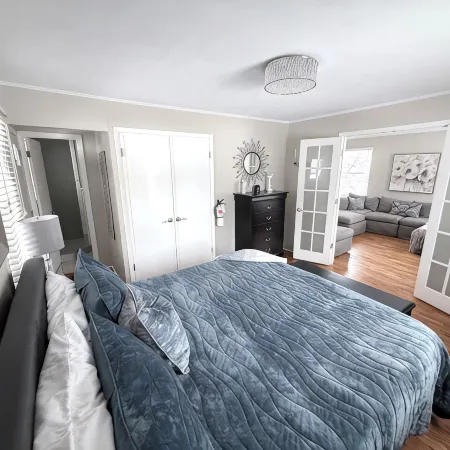 ROMANTIC TOP FLOOR, DOWNTOWN NESTING w KING BED & WATER VIEW OF MT. BALDHEAD