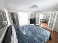 ROMANTIC TOP FLOOR, DOWNTOWN NESTING w KING BED & WATER VIEW OF MT. BALDHEAD
