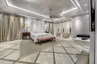 Walk to the beach from Tropical luxury Villa. Hotels in 