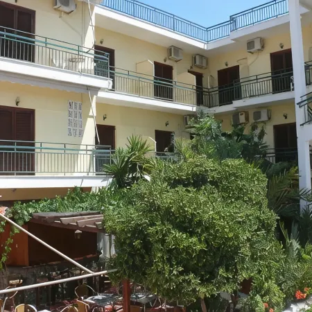 Hotel Karyatides