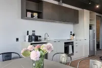 Sunny 3BR Petone Apt – Ocean Views, Walk to Shops