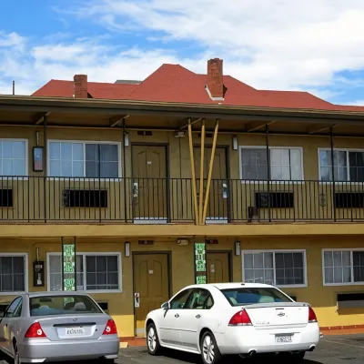 Civic Center Lodge / Lake Merritt Bart Hotels near Oakland Museum of California