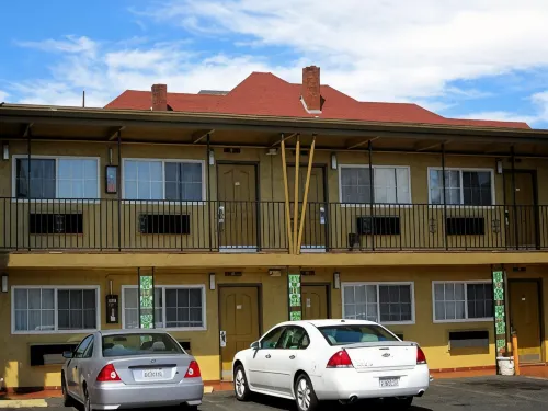 Civic Center Lodge / Lake Merritt Bart