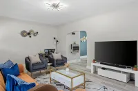 Newly-renovated 2-bedroom House with a Luxurious Massage Chair - Bungalows