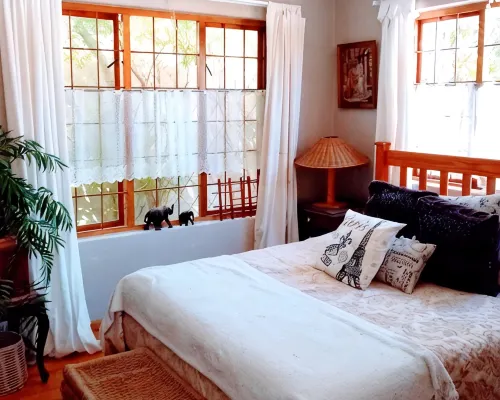 Quaint Cottage with tranquil garden and swimming pool .  Near beach  ! Hotels in Fish hoek