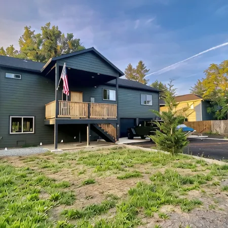 New Riverfront Retreat Home on 1 Acre - WiFi, A/C, Covered Deck and Spa