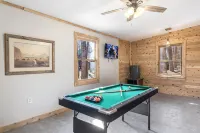 Riverside Retreat with Hot Tub, Firepit, Dog Friendly, Fireplace, Pool - Alphydda