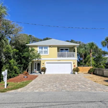 1ST STREET II BEACH HOUSE, UPDATED DOG FRIENDLY  FENCED IN YARD 1 BLOCK TO BEACH