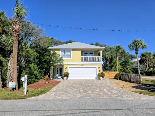 1ST STREET II BEACH HOUSE, UPDATED DOG FRIENDLY  FENCED IN YARD 1 BLOCK TO BEACH