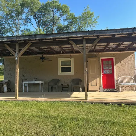 “LaLa’s Place”Cozy, conveniently located country cottage, pets, carport,fire pit