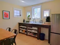 Cottage with Private Garden in Heart of Downtown- kid friendly! - Homestays