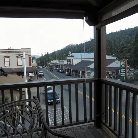 #7 Jacuzzi tub-Balcony- Historic Downtown suite