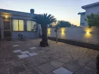 2 minutes from the sea and all services. 9 minutes by car from the airport - 2 stjerner