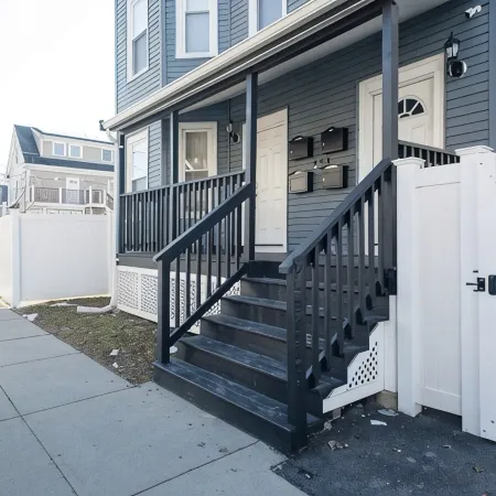 Cozy 3 bedroom - Free Parking, close to buses.