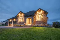 Waterfront Oasis: Luxury Retreat Between Ottawa and Montreal Hotels in 