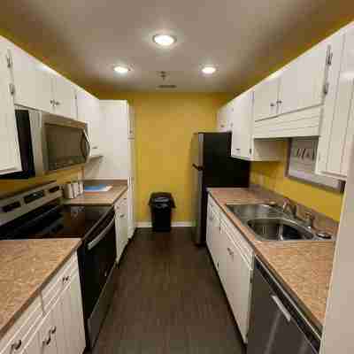 RE Stylish Condo By Mall Area Others
