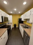 RE Stylish Condo By Mall Area - balcony