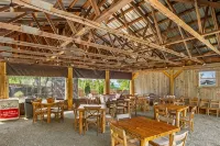 King Cabin Secluded Romantic Space Near Elk Mountain. Hot Tub, Firepit & Views!