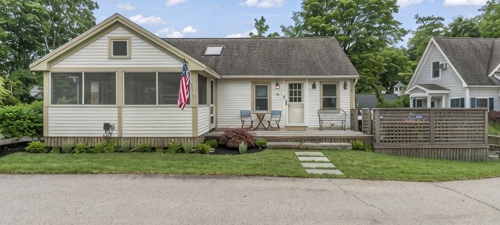 High Tide Cottage is located in town and just steps from Ogunquit Beach! Ξενοδοχεία στην πόλη Ogunquit
