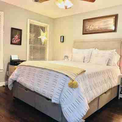 Cozy 2-bedroom Townhome with free parking in charming Downtown Chattanooga Rooms