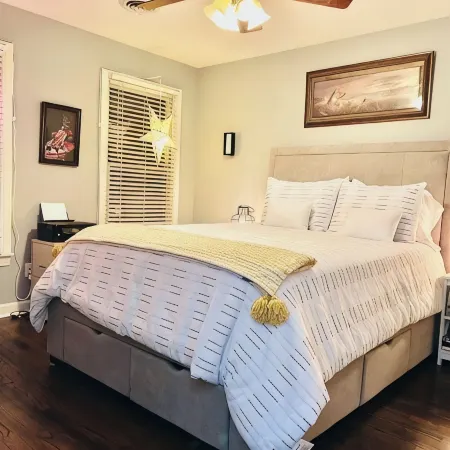 Cozy 2-bedroom Townhome with free parking in charming Downtown Chattanooga