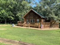 Beautiful Log Cabin w/loft. 1/2 mile to Red's Landing Boat Launch! A+ fishing.