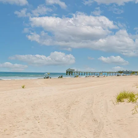 The Dolphin Den- Blocks to the Beach and River~Kayaks and Bikes provided!
