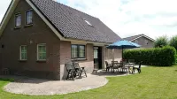 Detached vacation home with enclosed garden close to the Wadden coast - ที่มีสระว่ายน้ำ