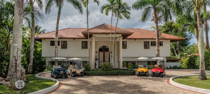 Luxury 5BR Villa - Pool, Beach, Golf & Spa Retreat - Housekeeper Included 拉羅馬納酒店