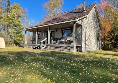 3-bedroom house on Trout Lake.  Centrally located near all the UP has to offer! - Homestays