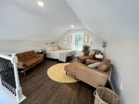 Treasure Lake Home, hot tub, partial Lake view and walking distance to beach - Swimmingpools