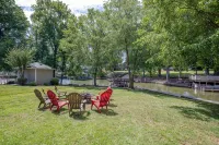 Spacious Lakehouse, Arcade Games, Huge Flat Yard, Premium Linens Included!
