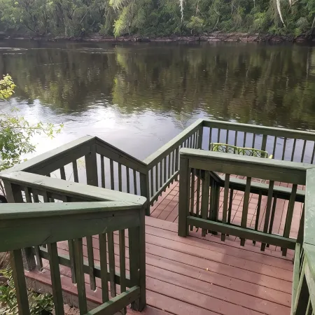 MARGARITAVILLE BY THE SUWANNEE RIVER & ROYAL SPRINGS PET FRIENDLY