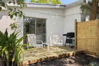 Private wooded 3BR/3BA house w/heated pool on canal just steps from beach - 프라이빗 풀