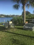 Perfect getaway! Newly remodeled waterfront suite. - Homestays
