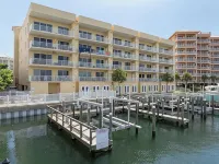Newly Remodeled Waterfront Retreat~Amazing Views~Steps to the Beach - อ่างจากุชชี่