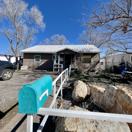 Middle of town lodge style cottage