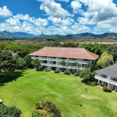 Newly remodeled with AC, gorgeous ground floor condo 87, 3 min walk to beach
