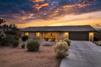 Panoramic Views & Hot Tub! Joshua Tree Sunset Vista