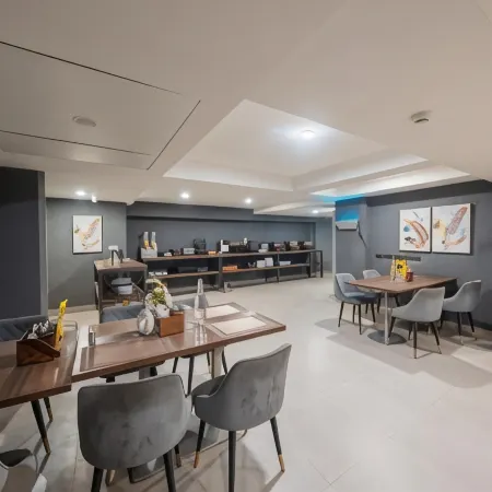 Saltstayz Select - Golf Course Road & Sector 57