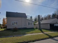 Snowmobile, UTV trails, Fishing in a charming 3-bedroom house in Republic